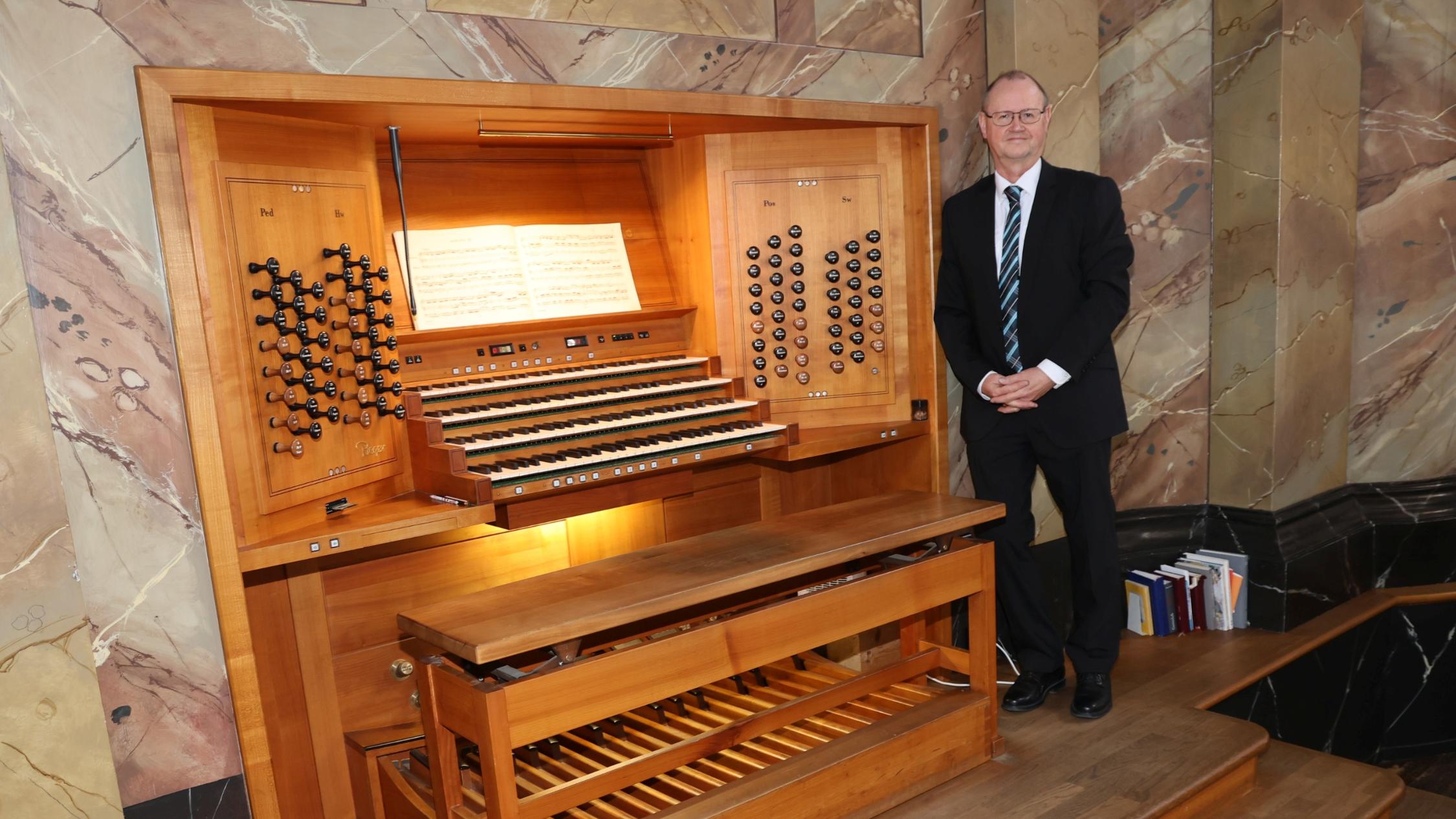 Organist Georg Hagel am Spieltisch der Riegerorgel