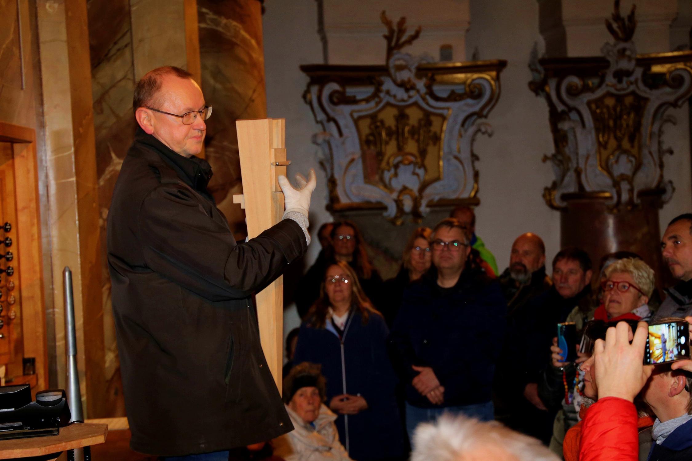 Orgelkünstler und Organist von Vierzehnheiligen Georg Hagel erklärt den Teilnehmern die Pfeife.3