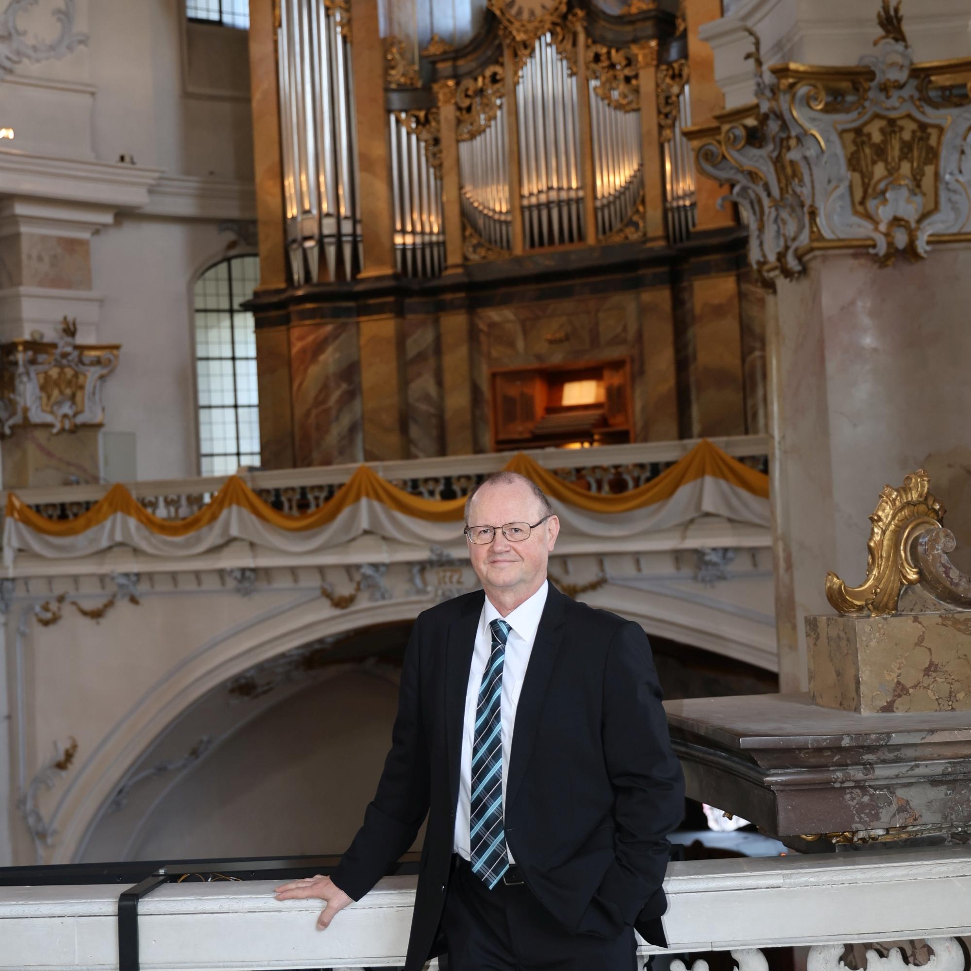 Organist Georg Hagel vor der Riegelorgel
