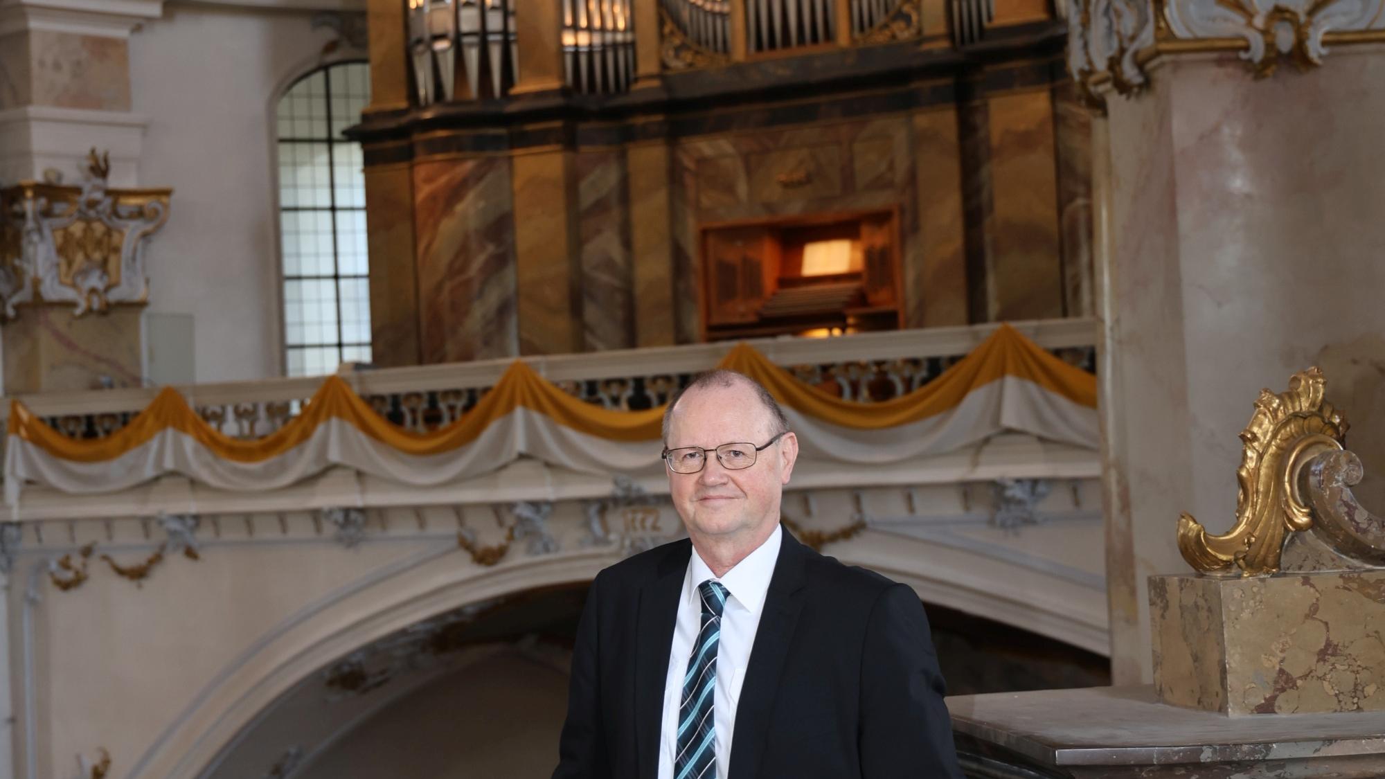 Organist Georg Hagel vor der Riegelorgel