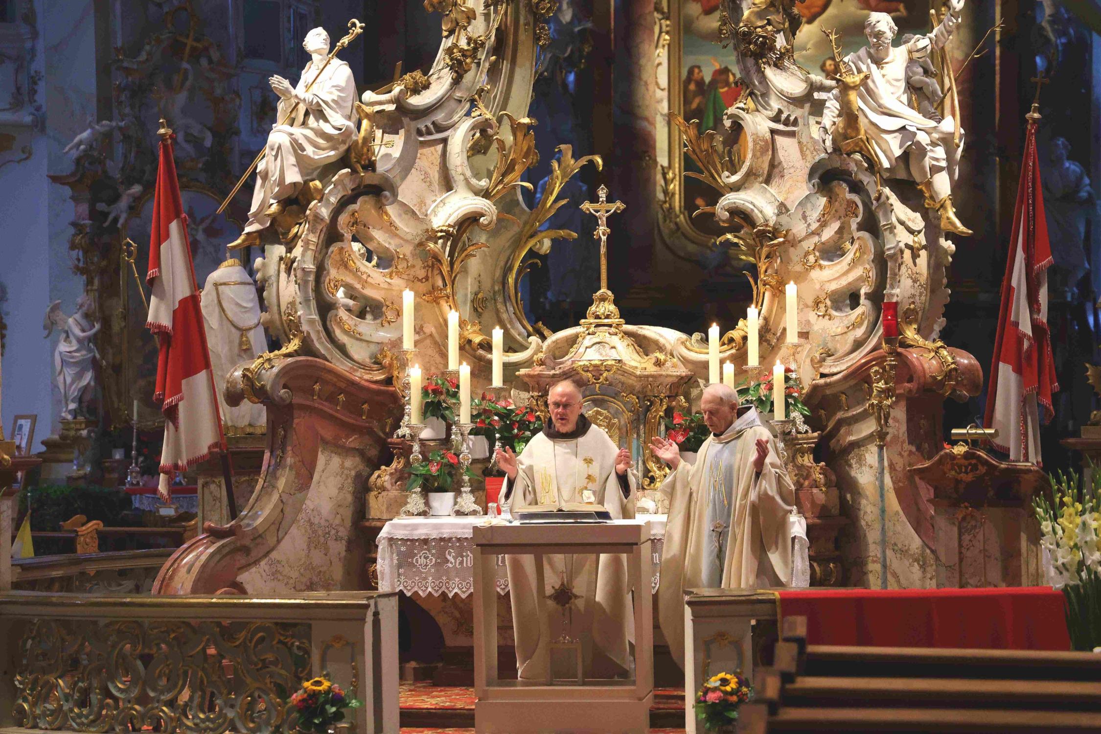 Gemeinsam mit dem Jubilar Pater Werner (li) zelebrierte Franziskanerpater Bernhard den Gottesdienst.