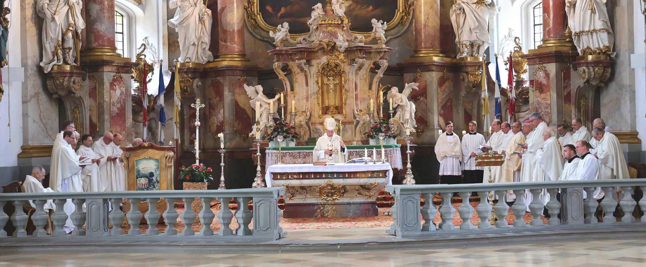Im Festgottesdienst erneuerten die Jubilare – die Priester und Diakone – gegenüber dem Erzbischof ihr vor 20, 40, 50, 60, 65 und 70 Jahren gegebenes Weiheversprechen.