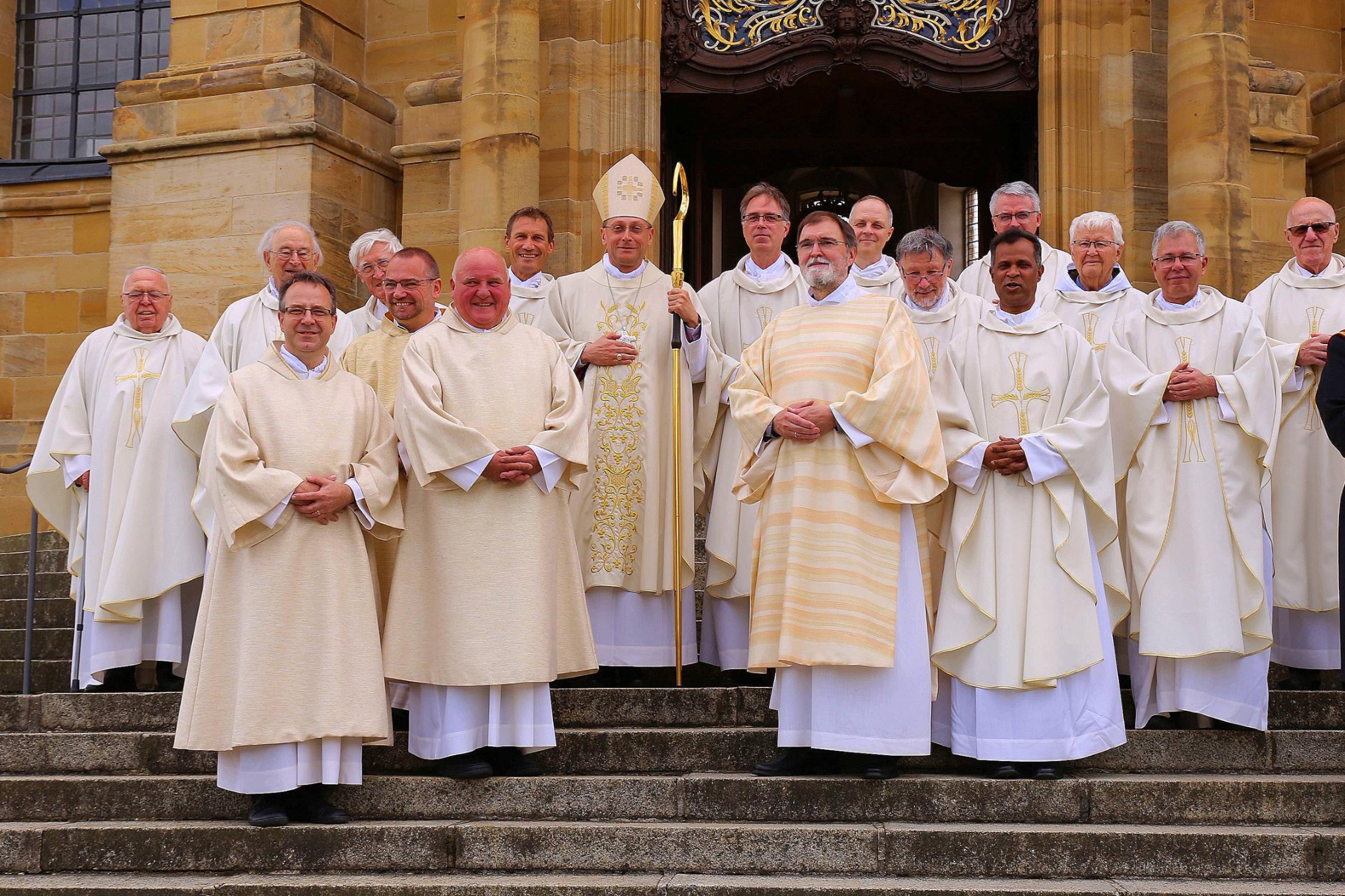 Freudige Gesichter gab es vor dem Hauptportal der Basilika Vierzehnheiligen, als sich die Jubilare der Jahres 2024 gemeinsam mit Erzbischof Herwig Gössl den Fotografen zum Gruppenbild präsentierten.
