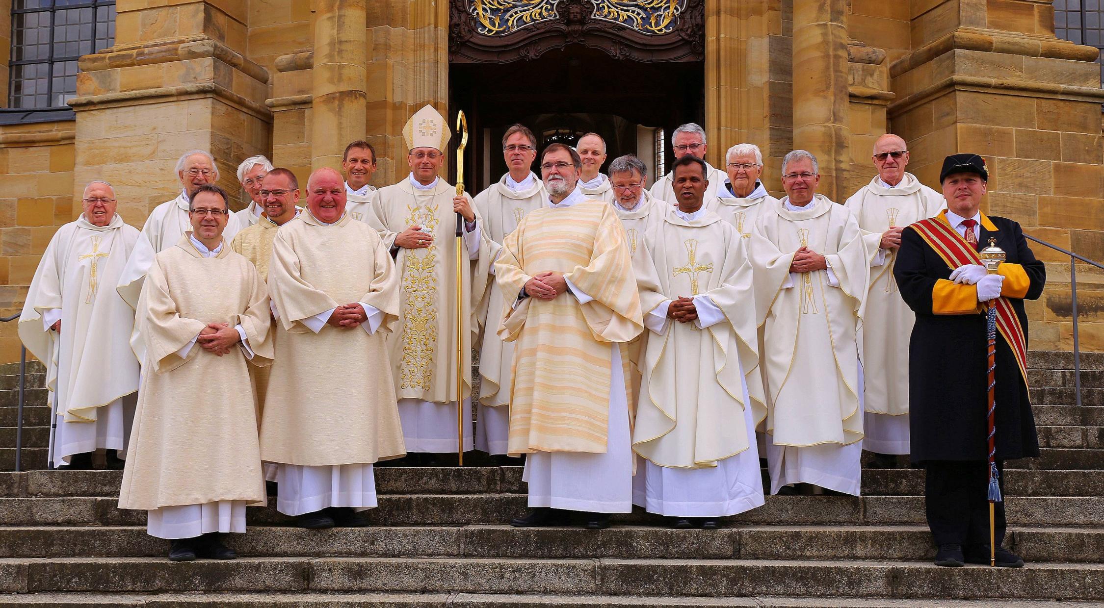 Freudige Gesichter gab es vor dem Hauptportal der Basilika Vierzehnheiligen, als sich die Jubilare der Jahres 2024 gemeinsam mit Erzbischof Herwig Gössl den Fotografen zum Gruppenbild präsentierten.