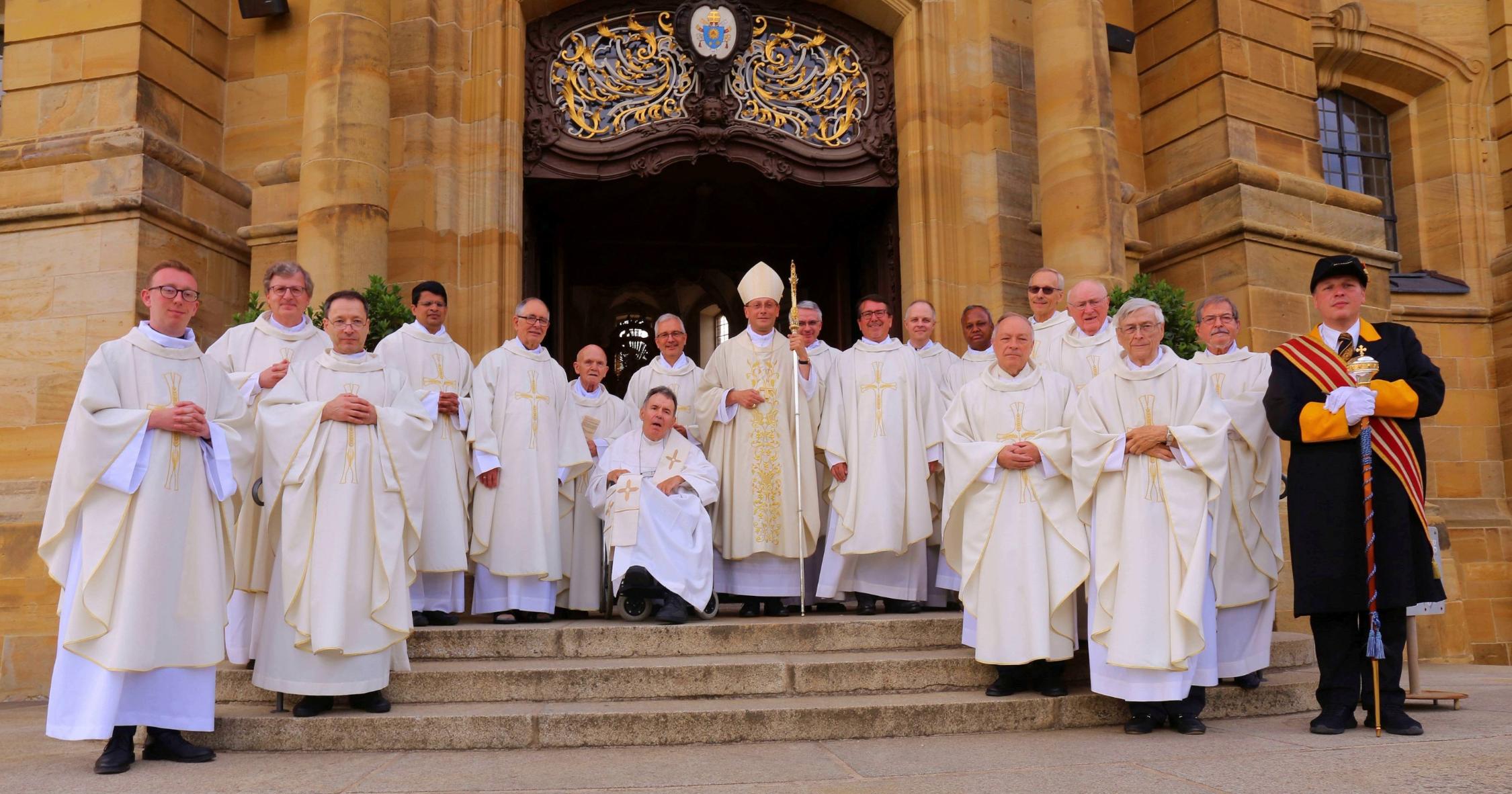 Nach dem Festgottesdienst stellten sich die Priesterjubilare zusammen mit Weihbischof Herwig Gössl und Kirchenschweizer Daniel Reiz den wartenden Fotografen vor der Basilika.