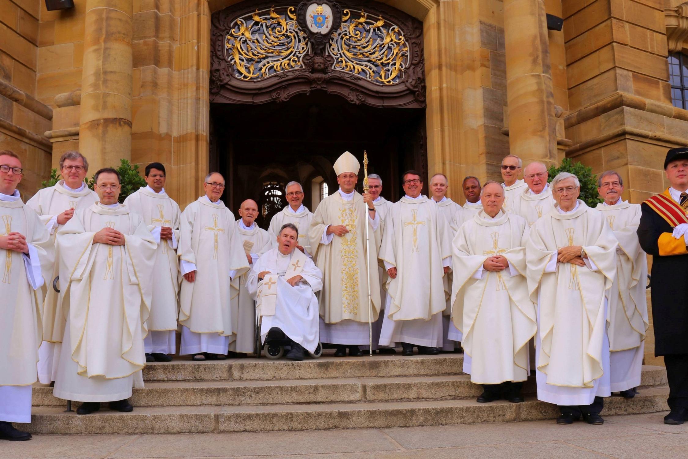 Nach dem Festgottesdienst stellten sich die Priesterjubilare zusammen mit Weihbischof Herwig Gössl und Kirchenschweizer Daniel Reiz den wartenden Fotografen vor der Basilika.