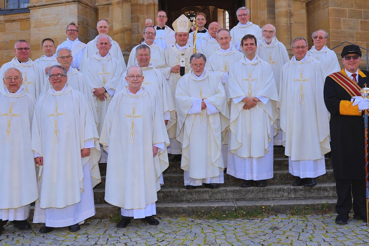 Freudige Gesichter gab es vor dem Hauptportal der Basilika Vierzehnheiligen, als sich die Jubilare der Jahres 2026 gemeinsam mit Erzbischof Herwig Gössl den Fotografen zum Gruppenbild präsentierten.