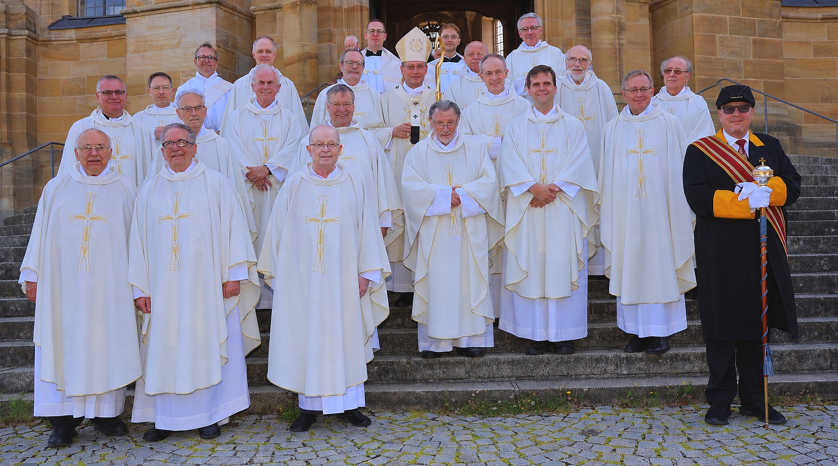Freudige Gesichter gab es vor dem Hauptportal der Basilika Vierzehnheiligen, als sich die Jubilare der Jahres 2026 gemeinsam mit Erzbischof Herwig Gössl den Fotografen zum Gruppenbild präsentierten.