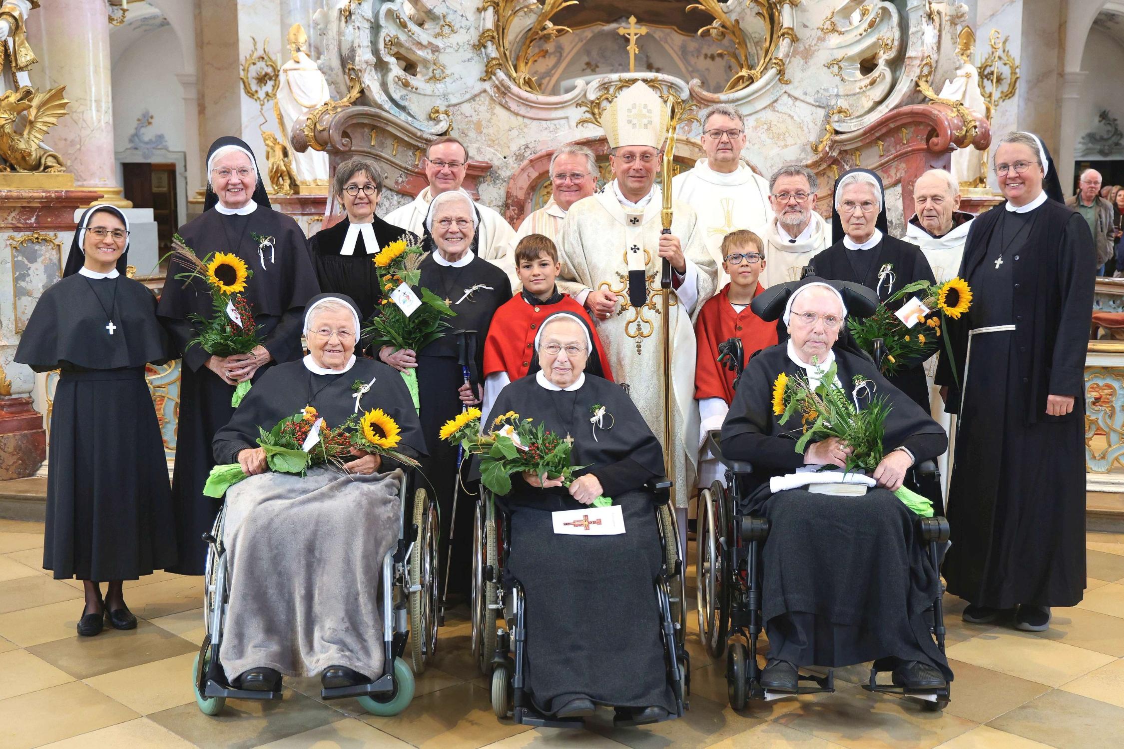 Erzbischof Herwig Gössl, zahlreiche Geistliche, die Kongregationsvikarin Schwester Katharina sowie Kongregationsleiterin Schwester Fanny mit den Franziskusschwestern, die ihr 60 beziehungsweise 65 Professjubiläum feierten.