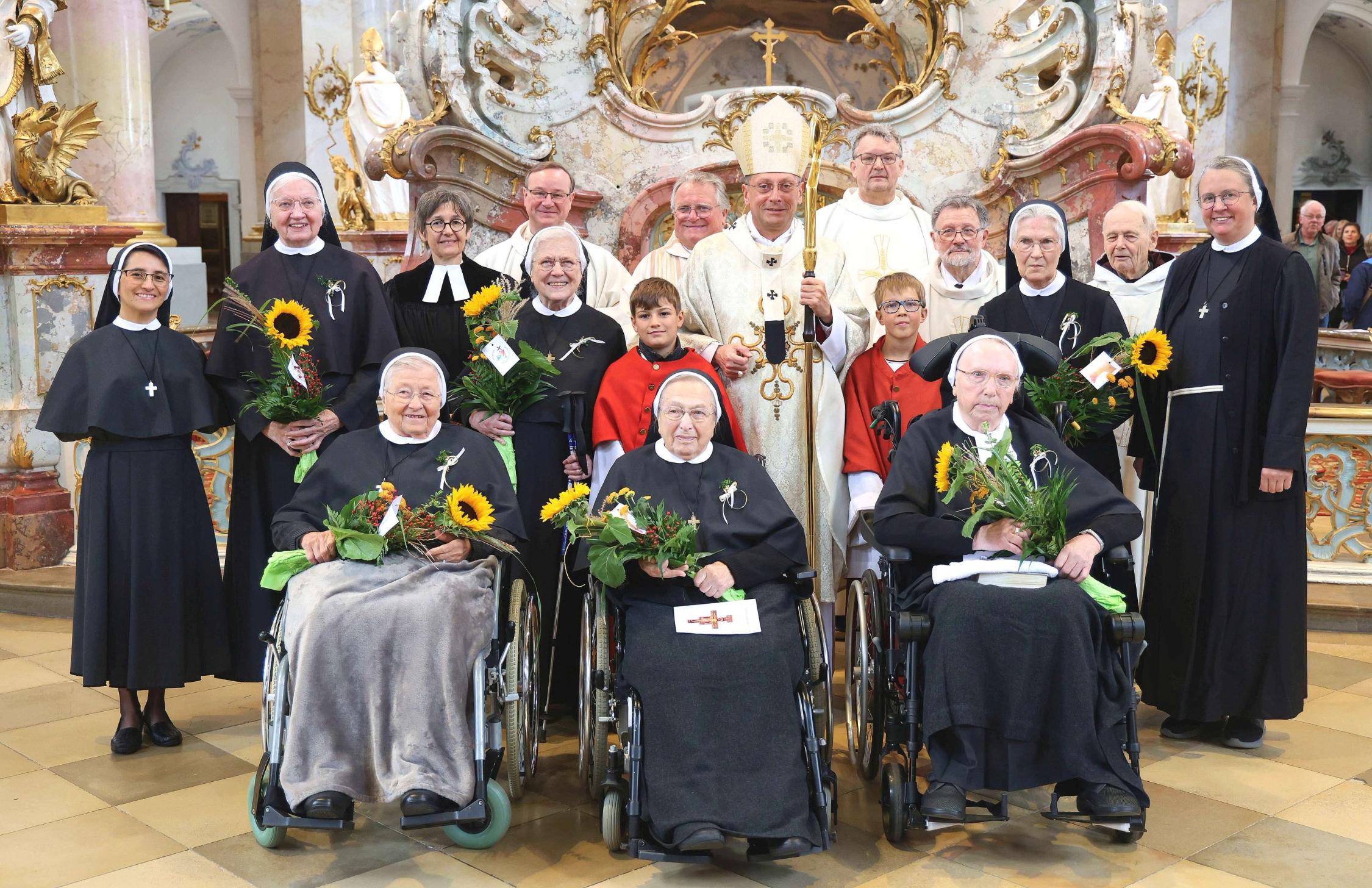 Erzbischof Herwig Gössl, zahlreiche Geistliche, die Kongregationsvikarin Schwester Katharina sowie Kongregationsleiterin Schwester Fanny mit den Franziskusschwestern, die ihr 60 beziehungsweise 65 Professjubiläum feierten.