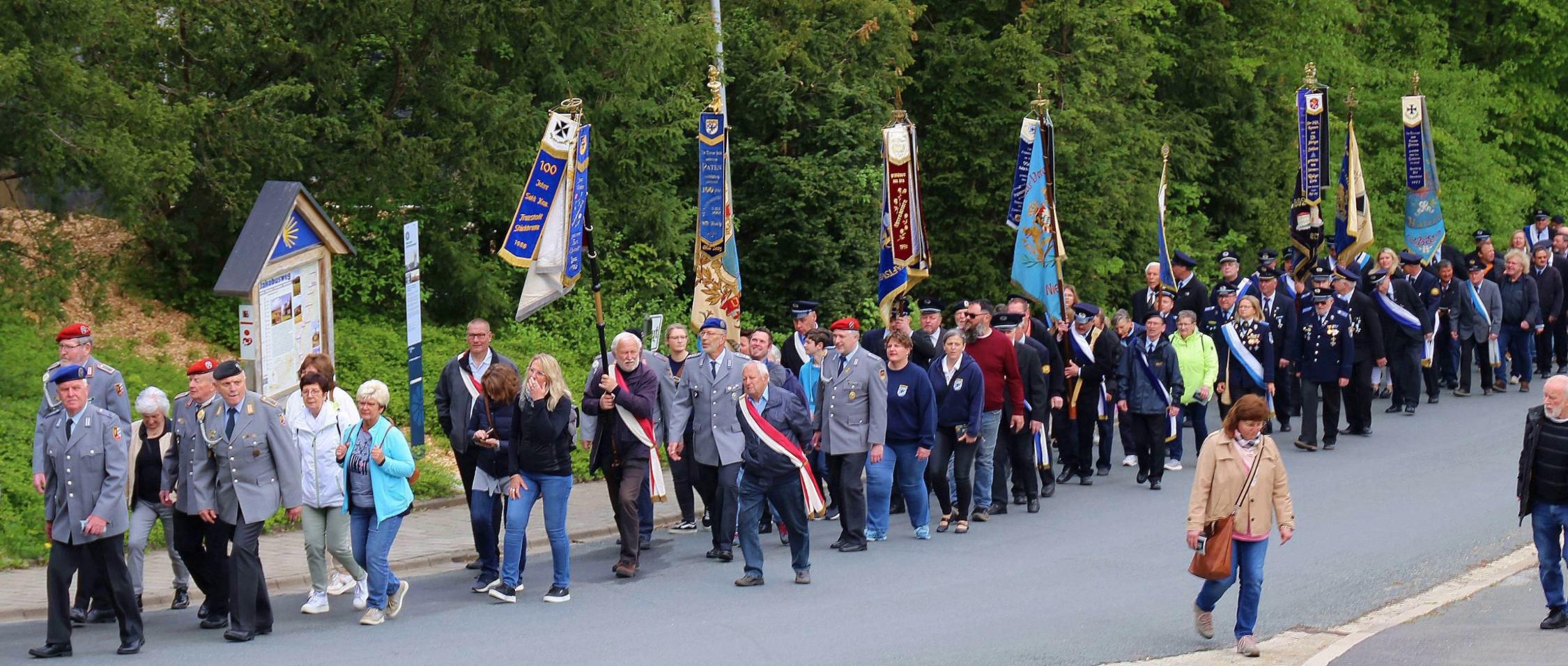 Die Soldaten- und Friedenswallfahrt zieht dem „heiligen Berg“ hoch