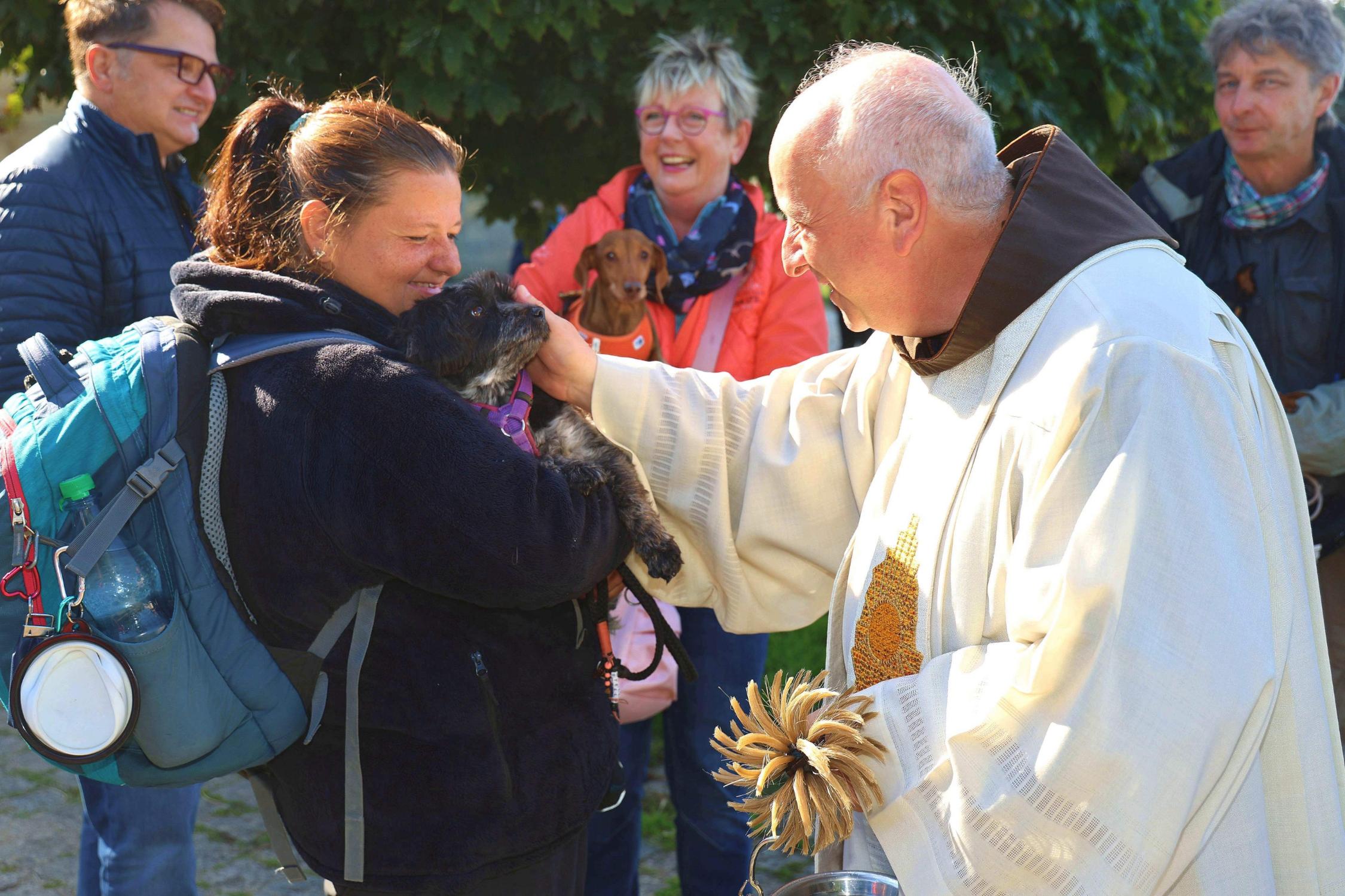 Pater Maximilian hatte keine Berührungsängste mit den Hunden.