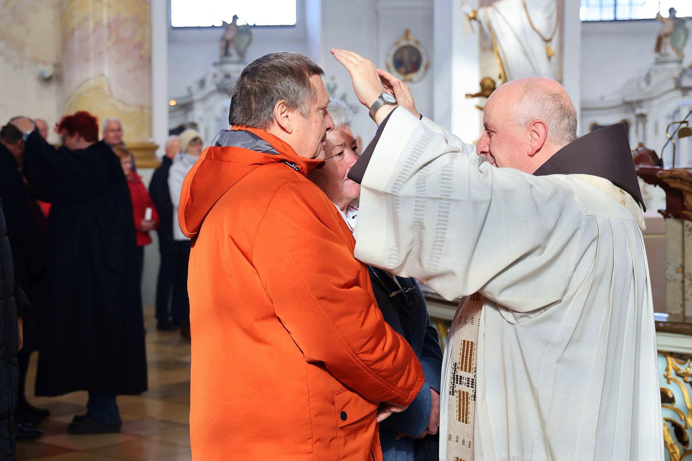 Pater Maximilian segnet ein Paar am Gnadenaltar am vergangenen Sonntagnachmittag beim ökumenischen Segnungsgottesdienst.
