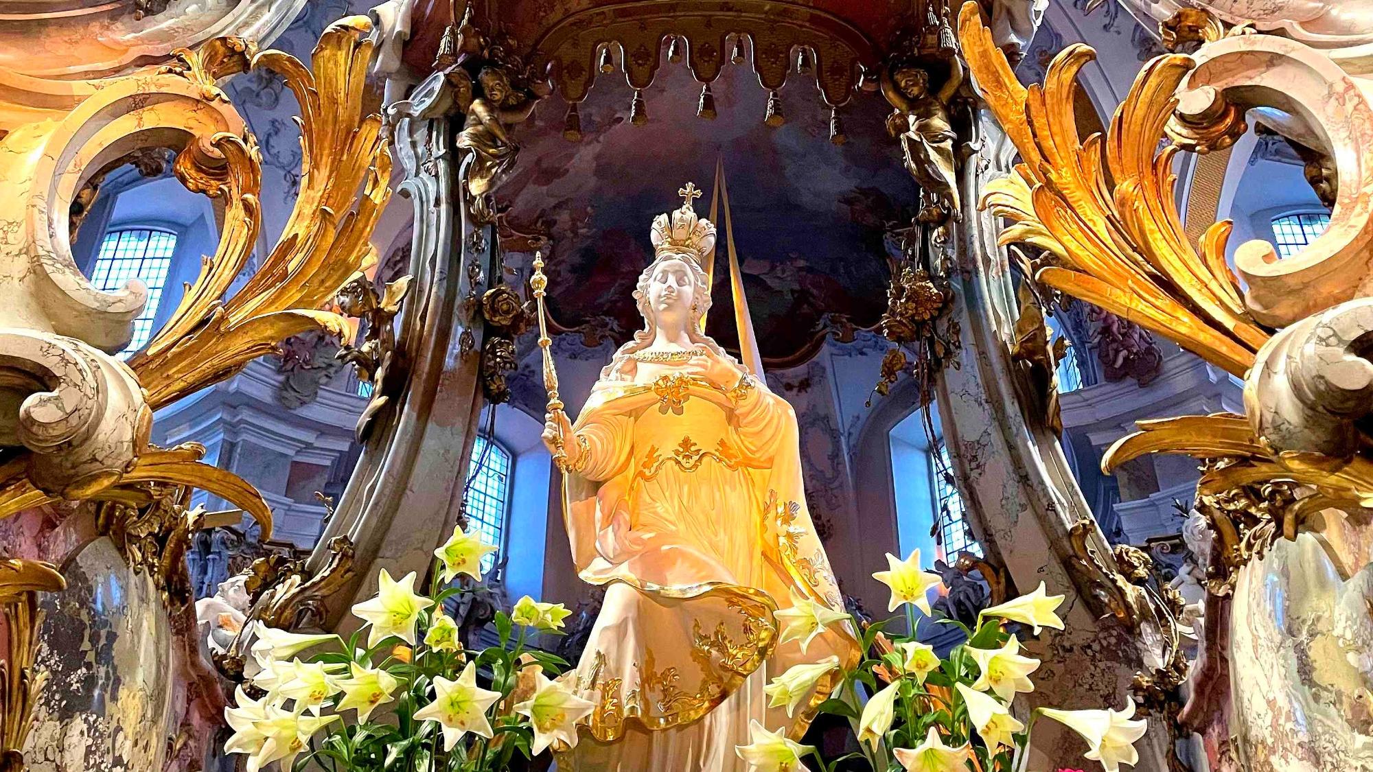 Die Mai-Madonna im Gnadenaltar.