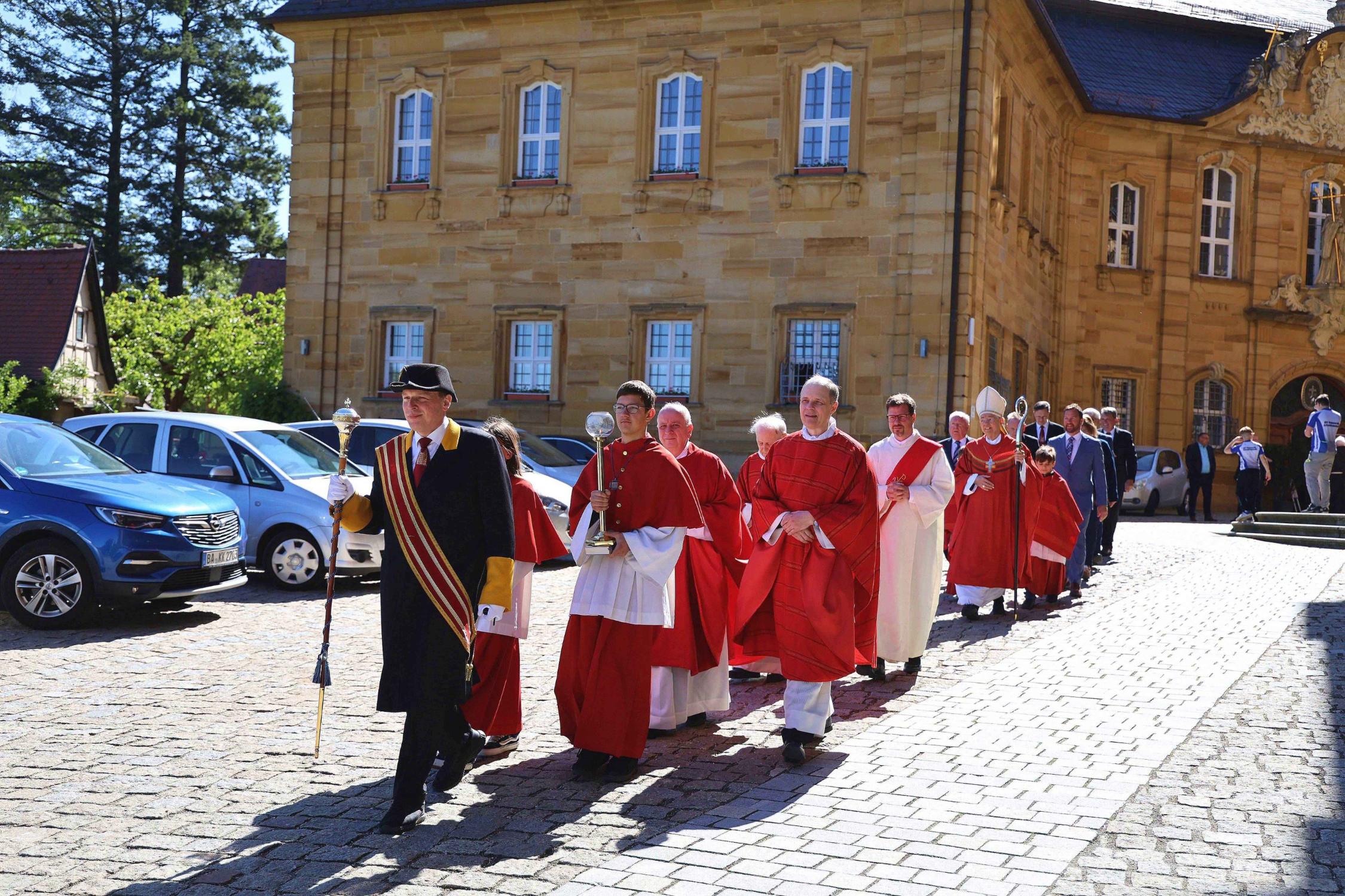 Vom Kloster aus zog der Kirchenschweizer Daniel Reitz zusammen mit der Geistlichkeit und den kirchlichen und weltlichen Würdenträger in die Basilika.