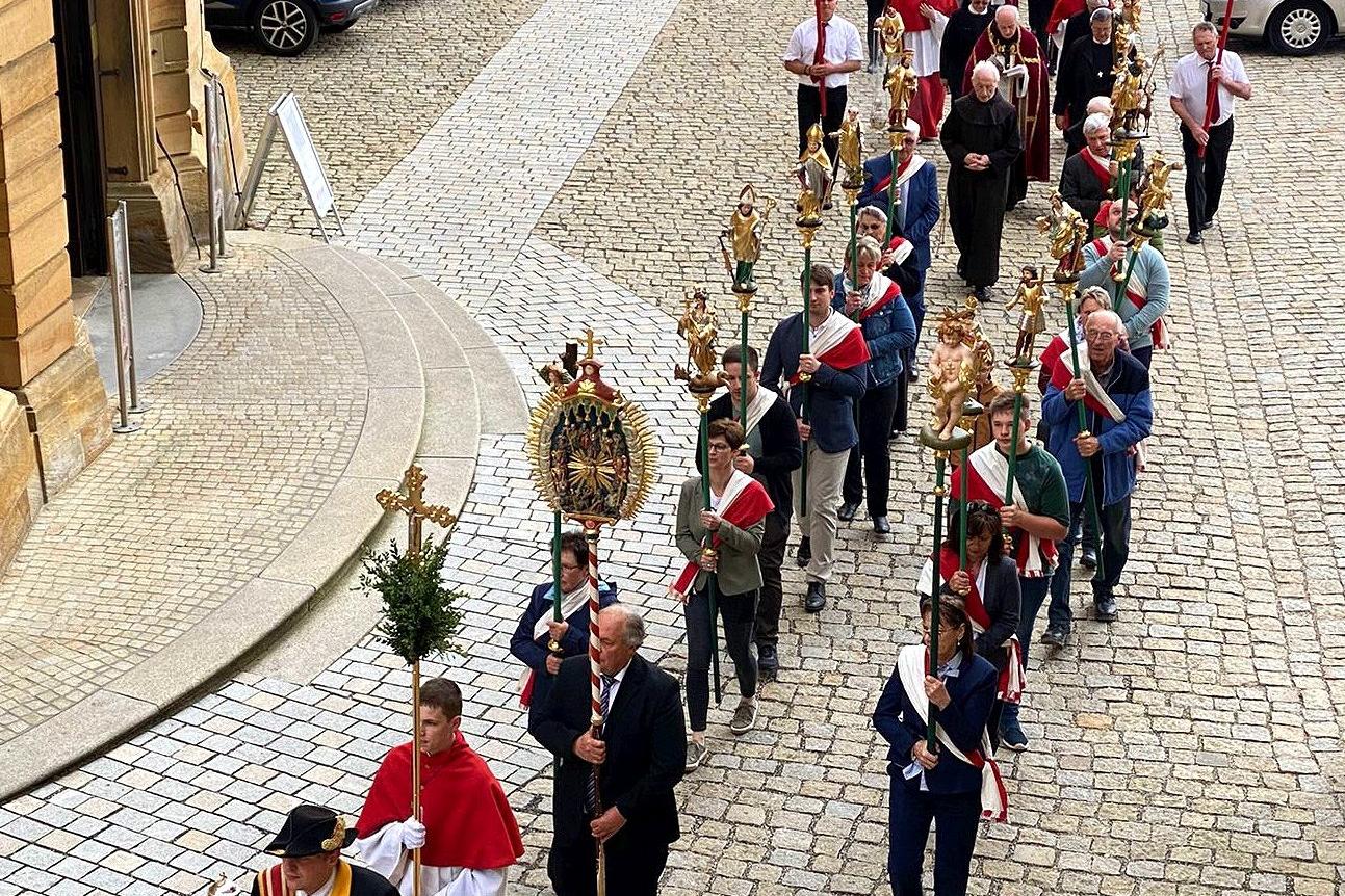 Die feierliche Prozession mit den Figuren der Heiligen Nothelfer umrundete zwei Mal die Basilika.