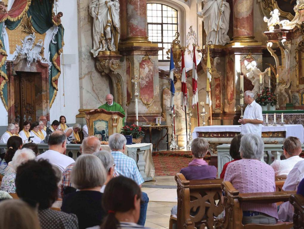 Pastoralreferent Albin Zeck (re) übersetzte die Texte und Gebete in die Gebärdensprache der Gehörlosen.