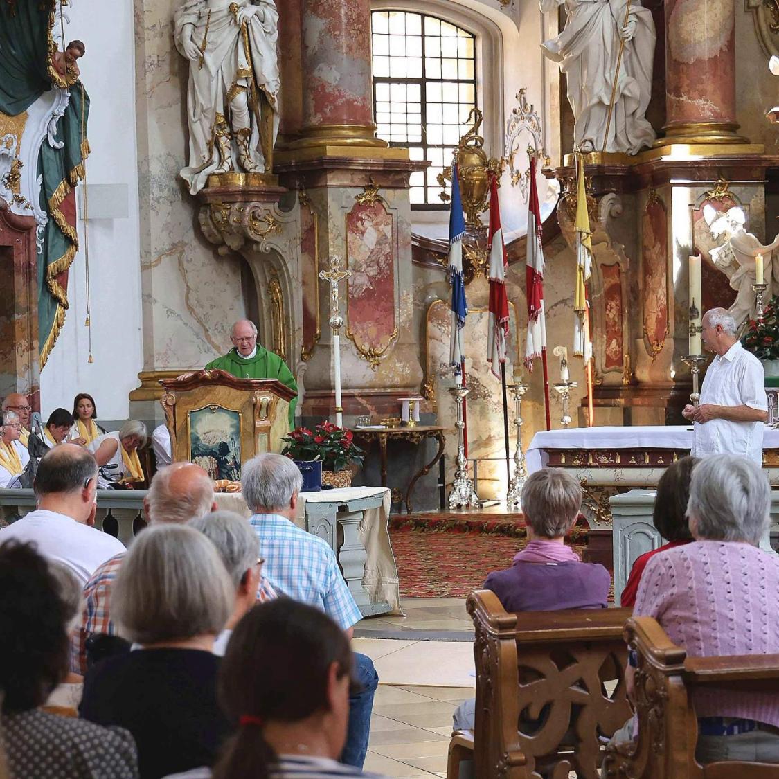 Pastoralreferent Albin Zeck (re) übersetzte die Texte und Gebete in die Gebärdensprache der Gehörlosen.