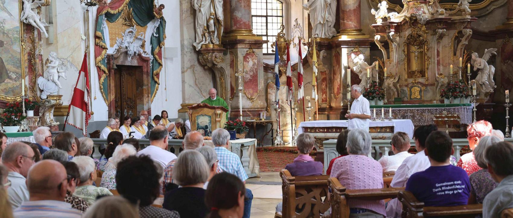 Pastoralreferent Albin Zeck (re) übersetzte die Texte und Gebete in die Gebärdensprache der Gehörlosen.