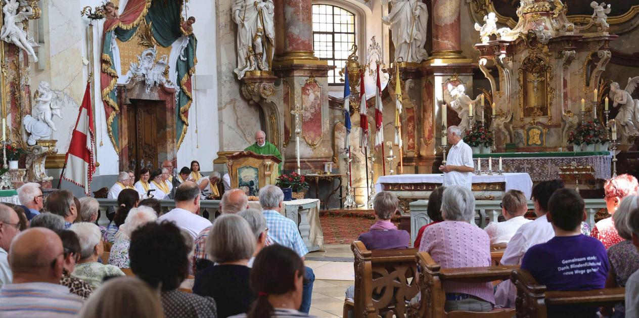 Pastoralreferent Albin Zeck (re) übersetzte die Texte und Gebete in die Gebärdensprache der Gehörlosen.