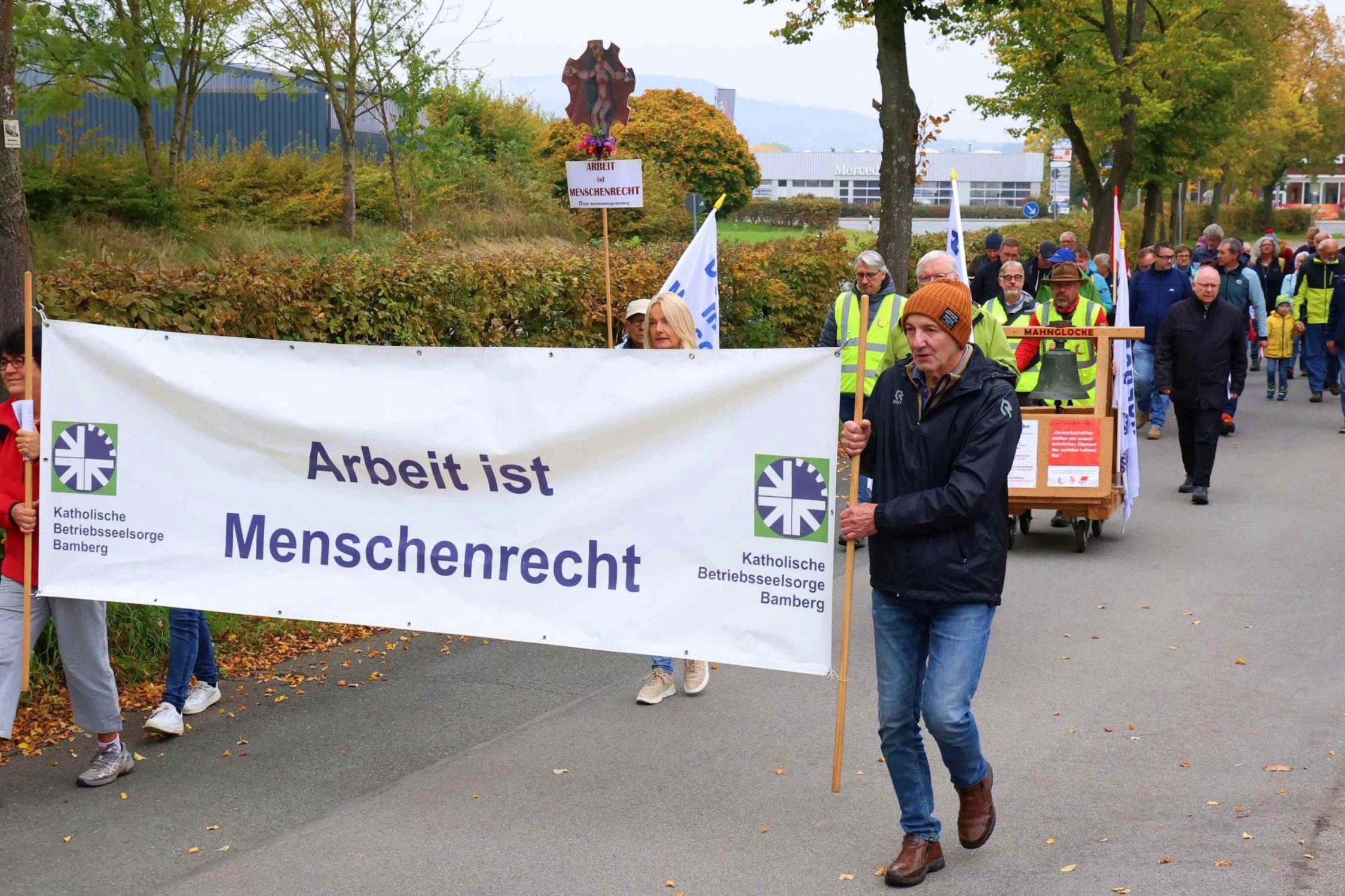 Auf dem gemeinsamen Weg zur Basilika wurden bei der Arbeitnehmerwallfahrt an vier Stationen die Sorgen und Nöte der Menschen thematisiert.