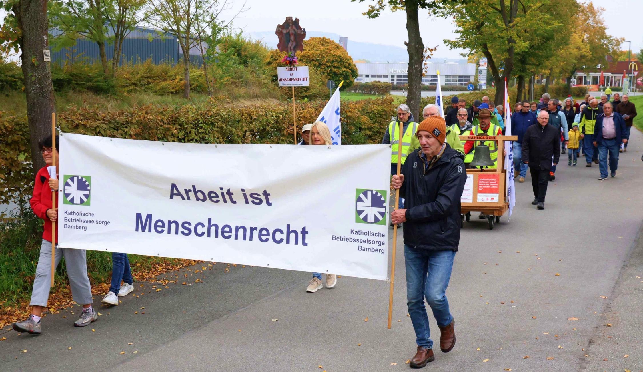 Auf dem gemeinsamen Weg zur Basilika wurden bei der Arbeitnehmerwallfahrt an vier Stationen die Sorgen und Nöte der Menschen thematisiert.