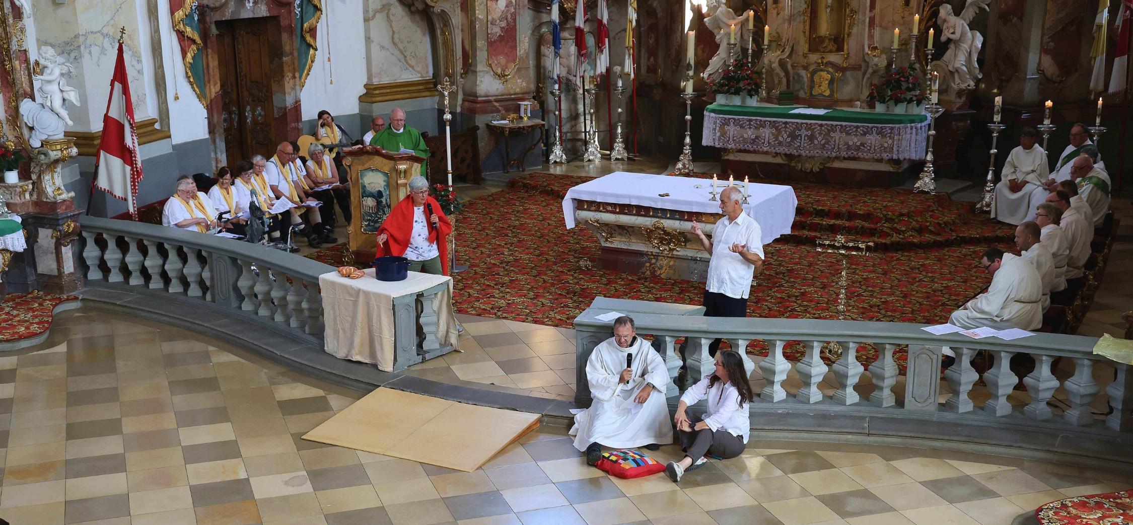 In der Predigt stand spielerisch die Geschichte aus dem Lukas-Evangelium, in der Jesus zu Besuch bei Maria und Marta war. Pastoralreferent Albin Zeck (re) übersetzte die Texte.