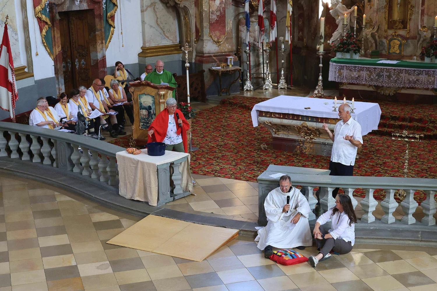 In der Predigt stand spielerisch die Geschichte aus dem Lukas-Evangelium, in der Jesus zu Besuch bei Maria und Marta war. Pastoralreferent Albin Zeck (re) übersetzte die Texte.