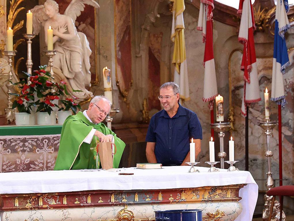 Domkapitular Martin Emge (li) überreichte Pastoralreferent Christian Lauger ein Präsent. Zuvor verabschiedete er den Behindertenseelsorger, der nun eine neue Aufgabe übernehmen wird.