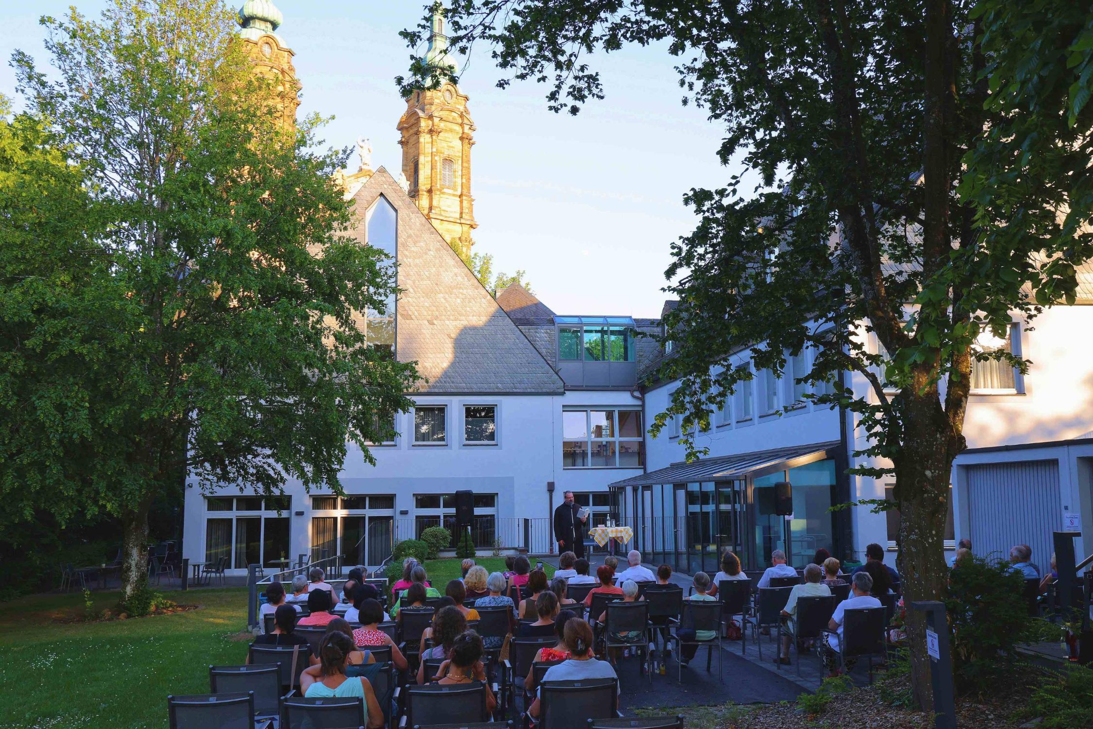 Welch eine besonderes Ambiente im Hof hinter dem Haus Frankenthal in Vierzehnheiligen. Hier findet auch die nächste Veranstaltung im Rahmen der Re
