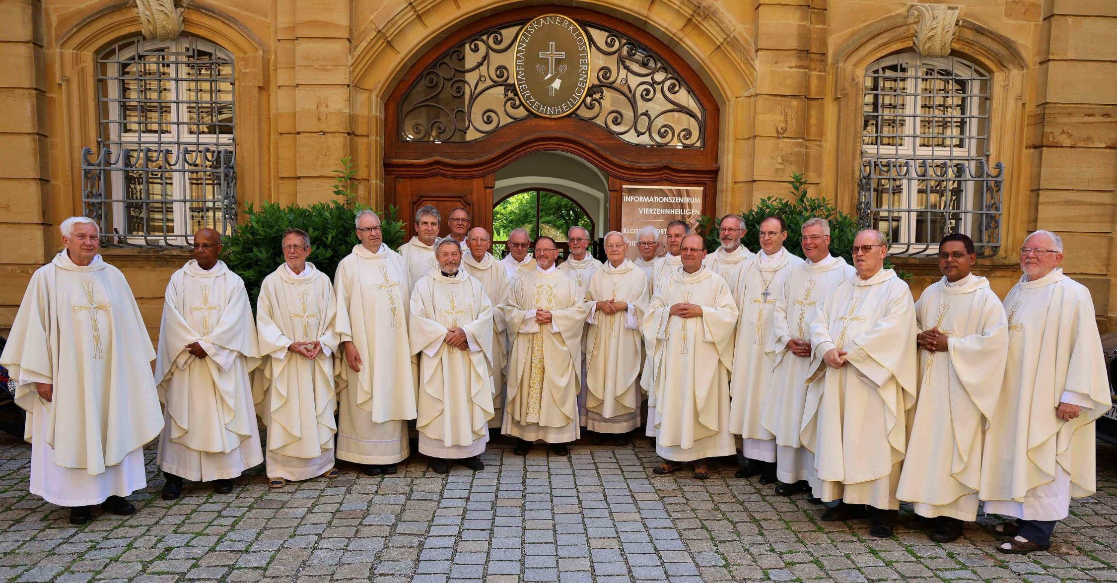 Zahlreiche Mitbrüder waren zum 50-jährigen Priesterjubiläum vom Pfarrer i. R. Monsignore Josef Treutlein nach Vierzehnheiligen