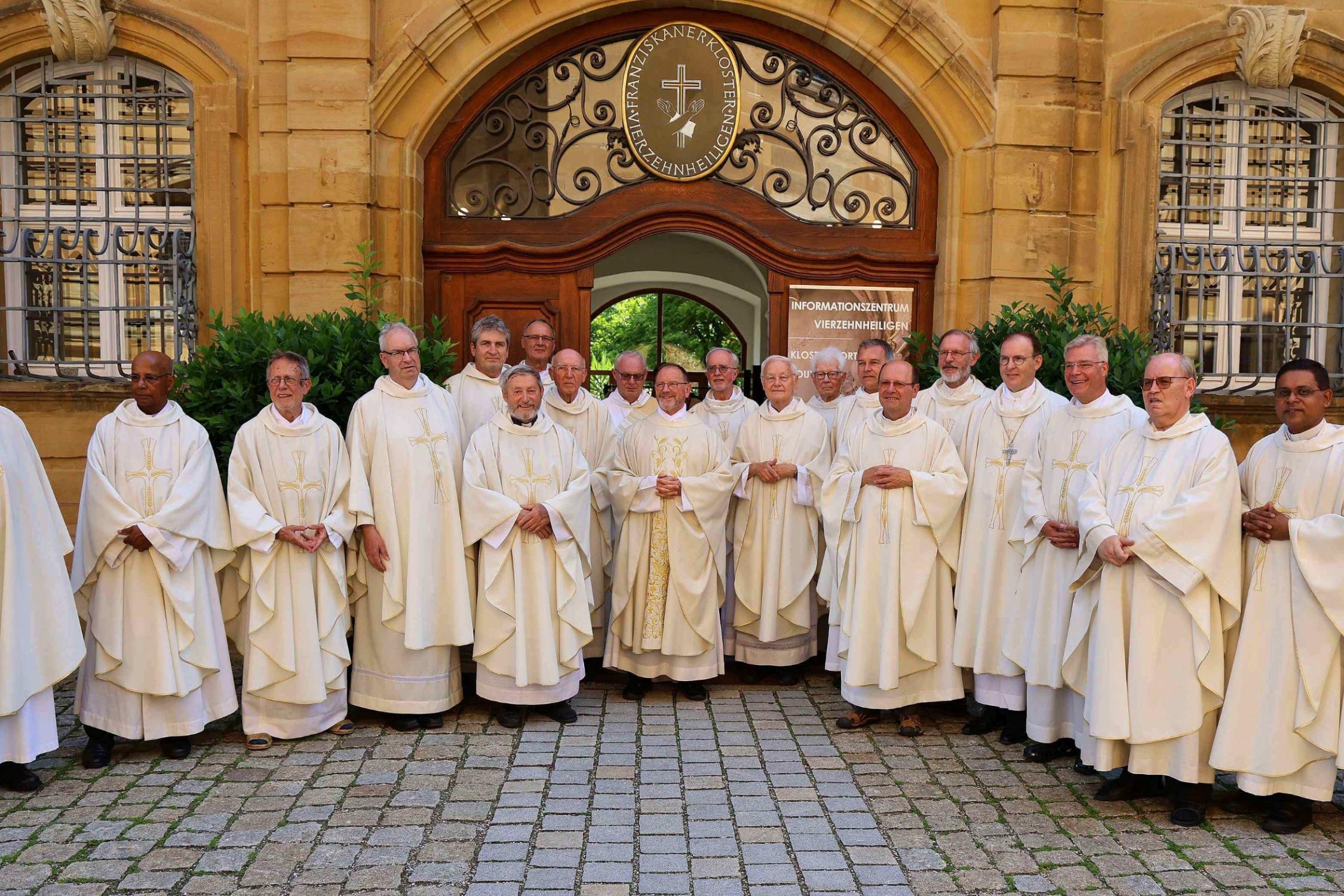 Zahlreiche Mitbrüder waren zum 50-jährigen Priesterjubiläum vom Pfarrer i. R. Monsignore Josef Treutlein nach Vierzehnheiligen