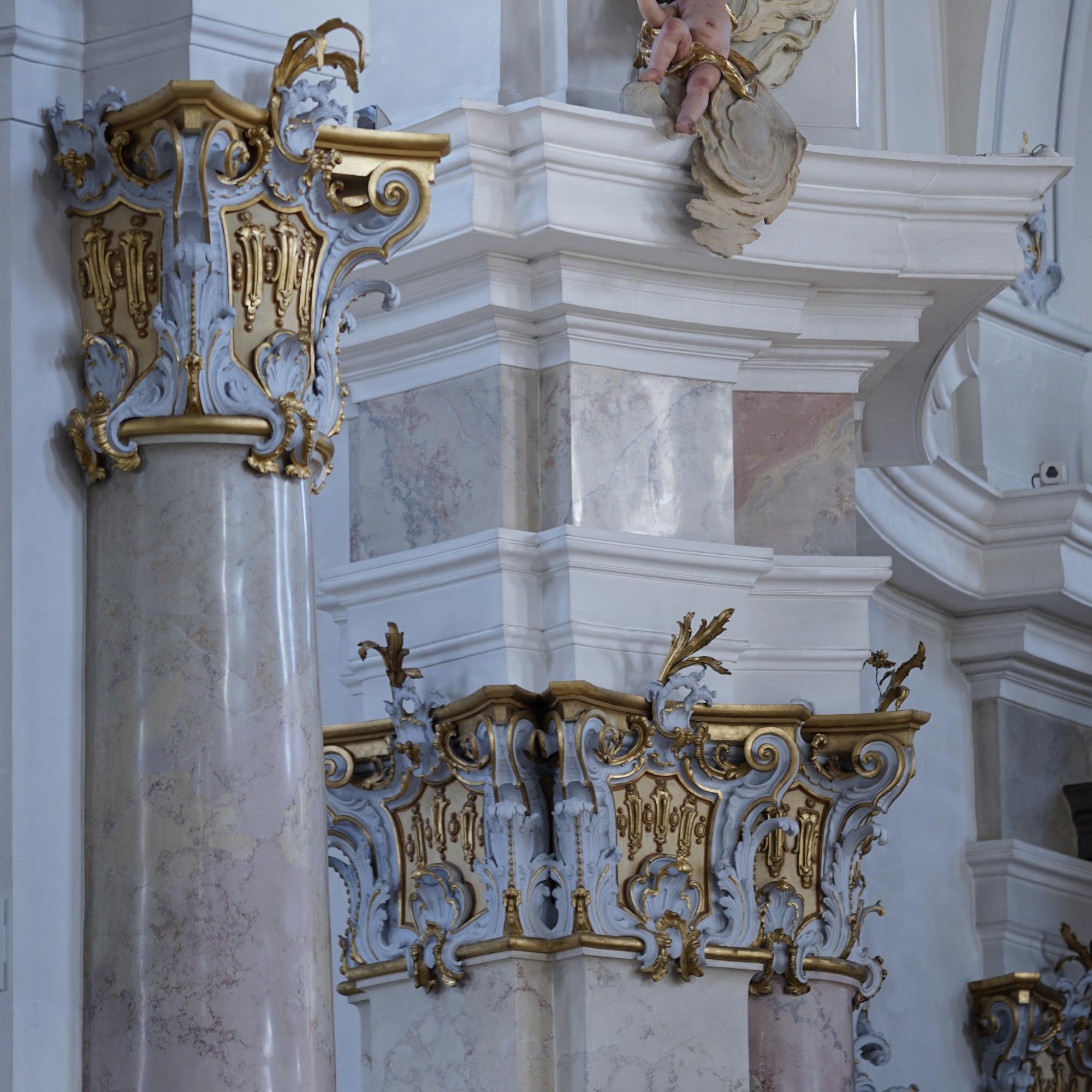 Säulen mit Engel in der Basilika